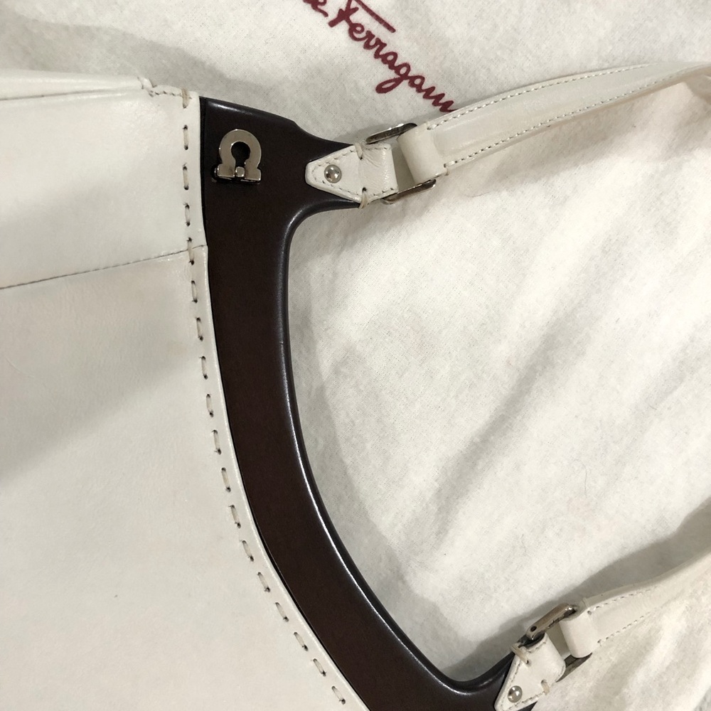 🤍 Salvatore Ferragamo White Leather Purse with Solid Wood detail 🪵🤍 - Picture 5 of 7